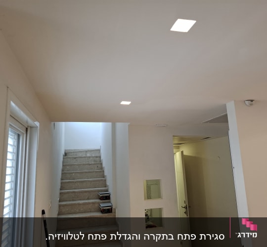 מדרגות וחלל פנימי עם קירות גבס ותאורה